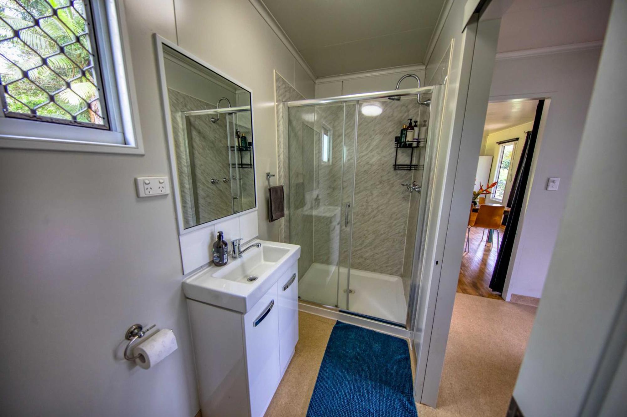 Mena Creek Flower House Room photo